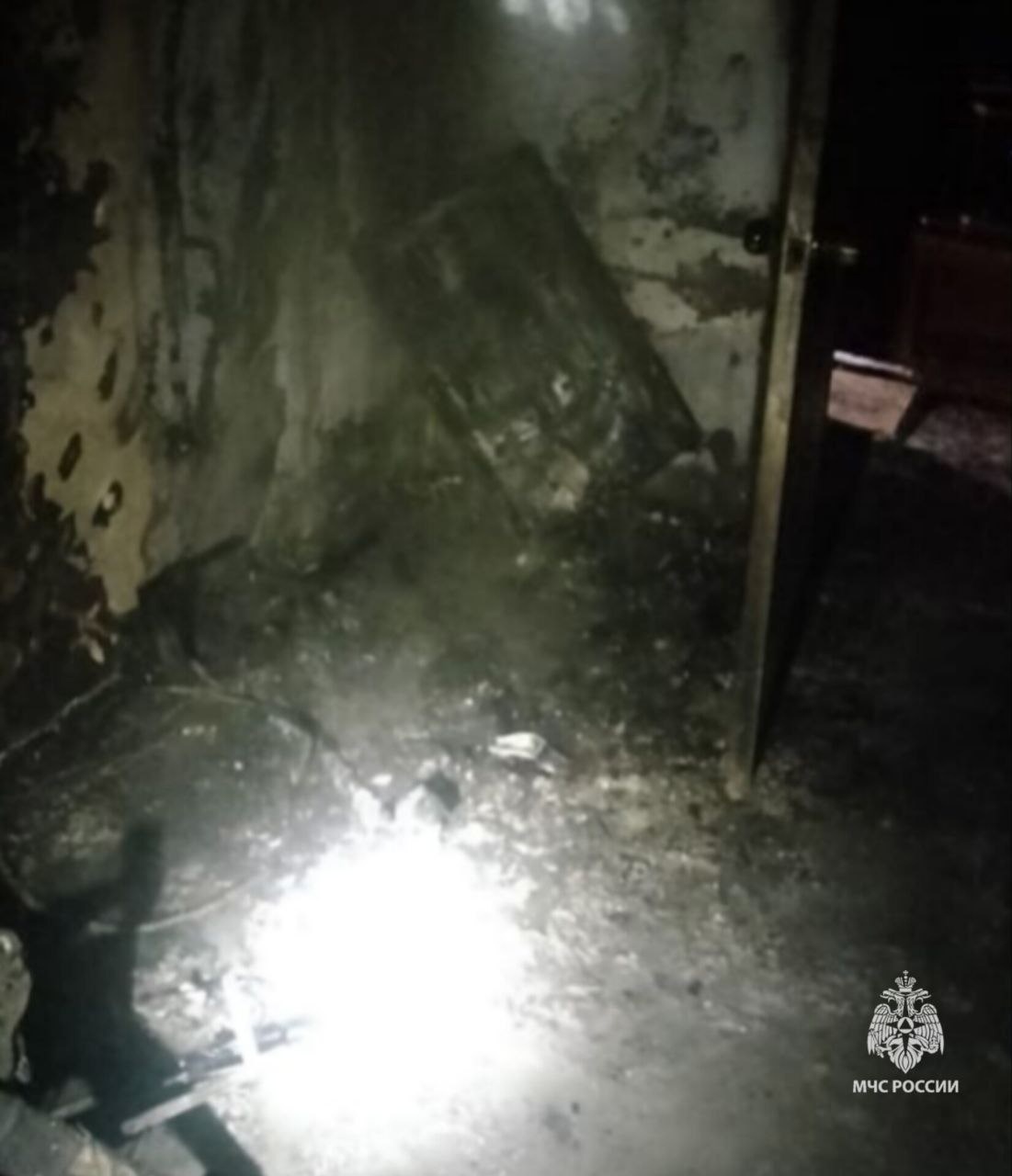 Пожарные спасли семью с тремя детьми при возгорании в многоэтажном доме в Ангарске