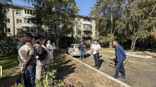 Подтопленные подъезды и сквозной проезд: депутаты Думы Иркутска взяли на контроль проблемы жителей двух округов