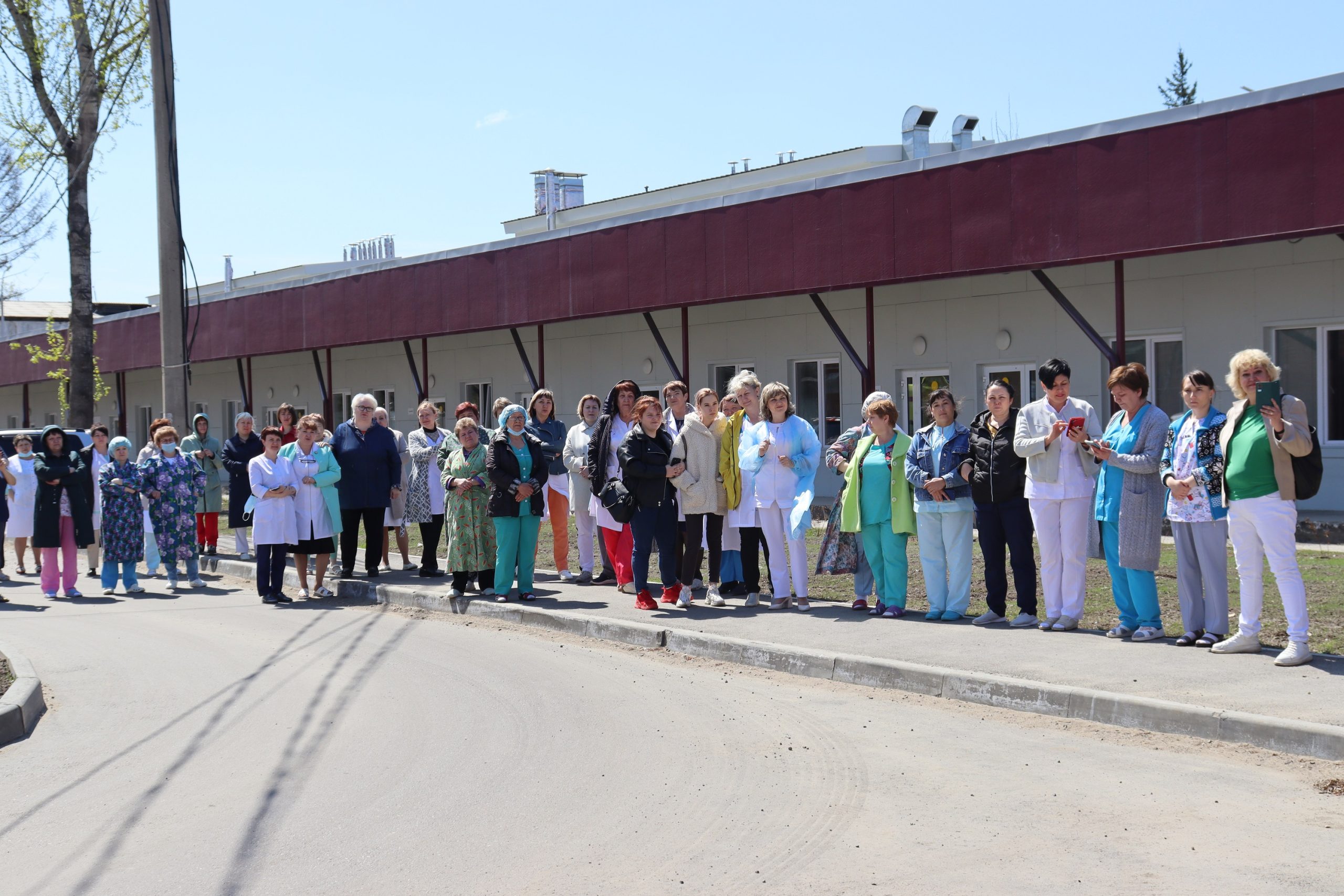 Праздничный концерт для шелеховских медиков устроили сотрудники ИркАЗа