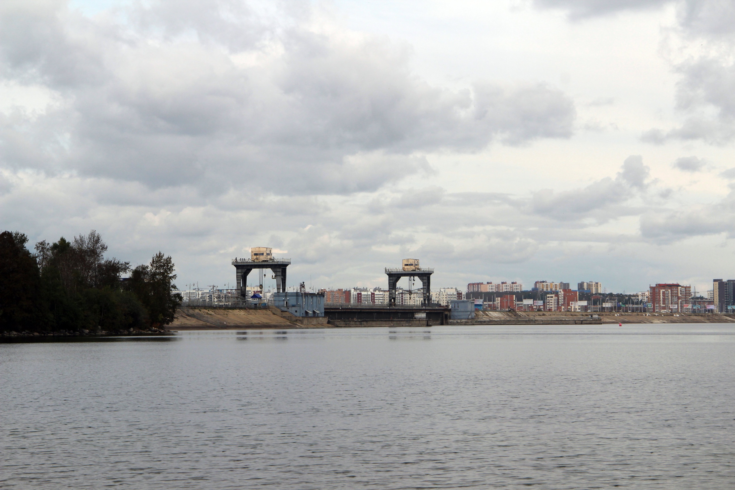 Проезд ограничили по плотине ГЭС в Иркутске 29 апреля