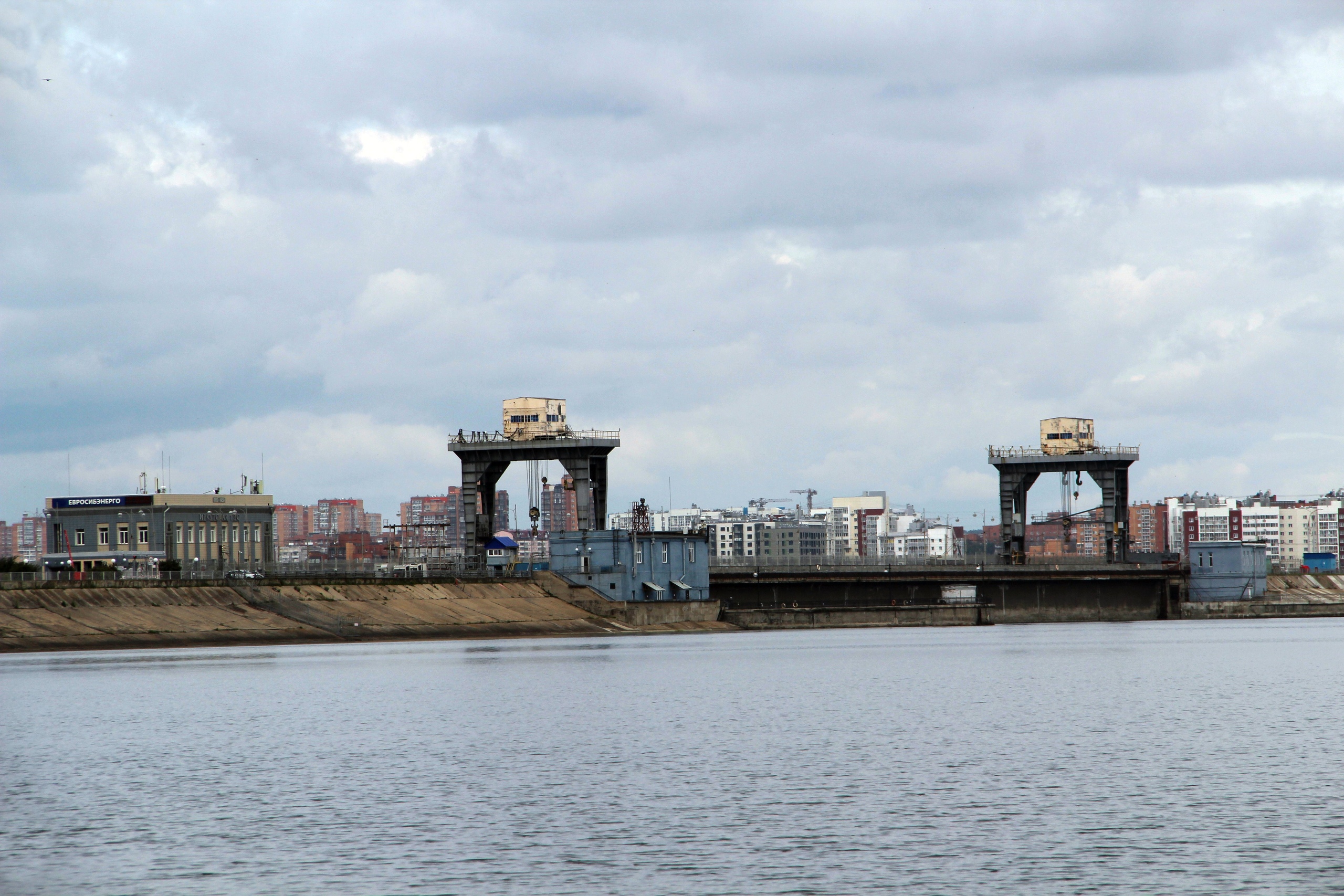 Проезд по плотине ГЭС в Иркутске ограничат с 23 апреля