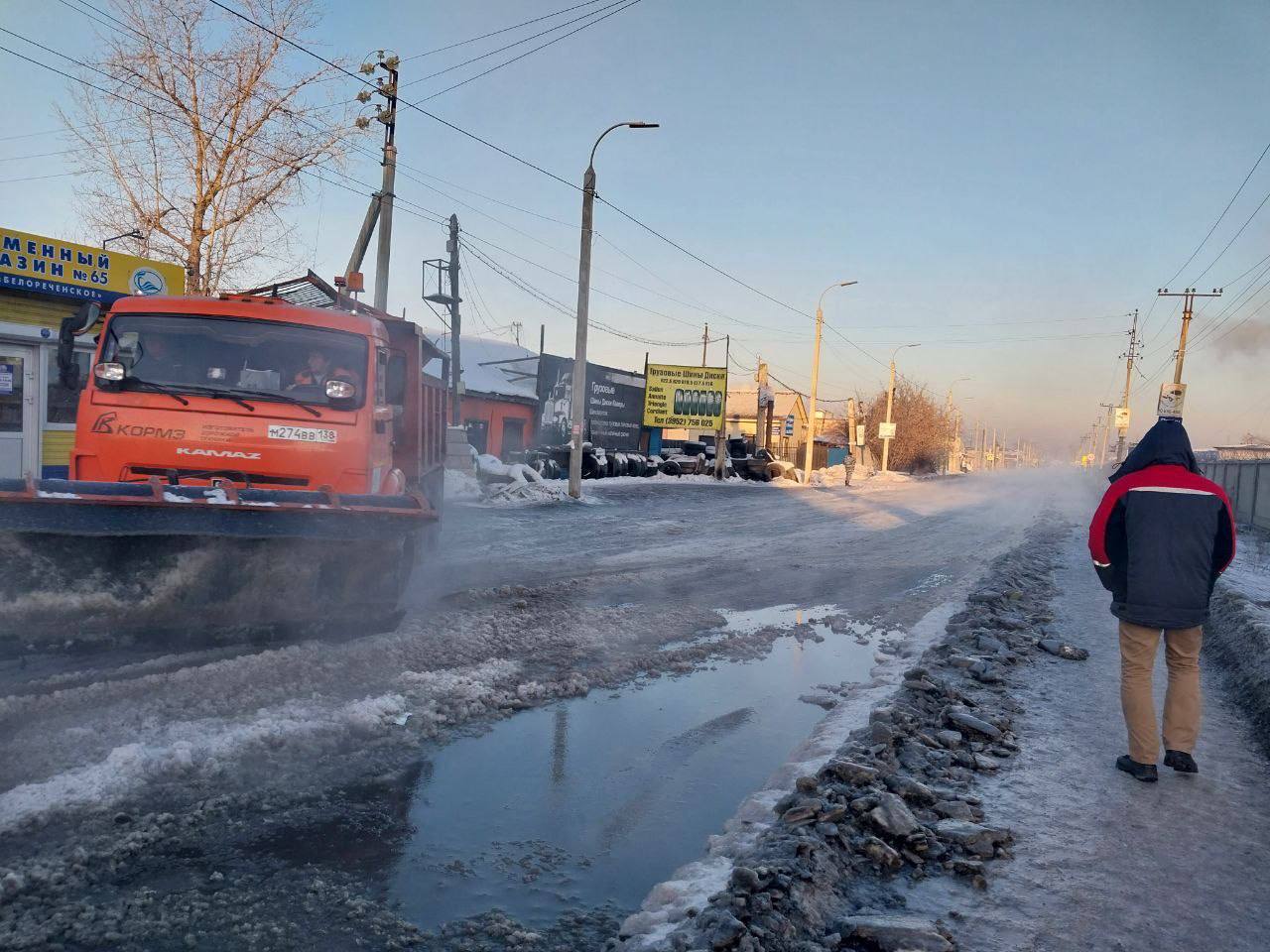 Проезжая часть улицы Воровского в Иркутске оказалась в воде из-за  коммунальной аварии — Иркутск Сегодня