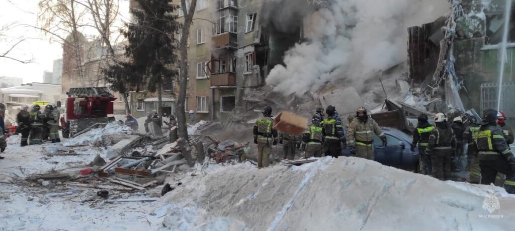 В Новосибирске ЧП. Из-за взрыва газа обрушился подъезд жилого дома