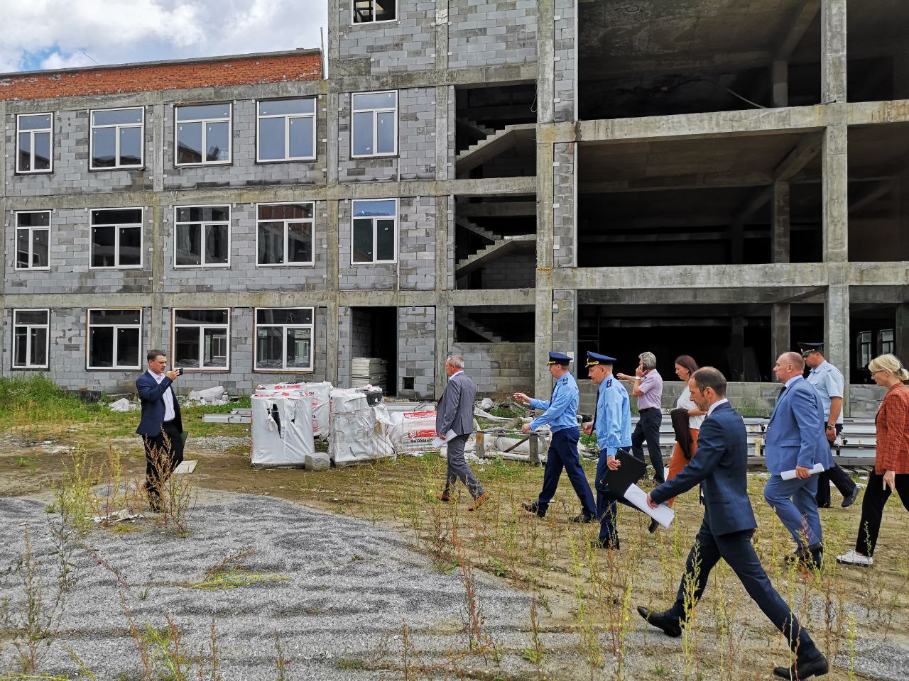 Прокурор Иркутской области посетил стройплощадку школы в Слюдянке