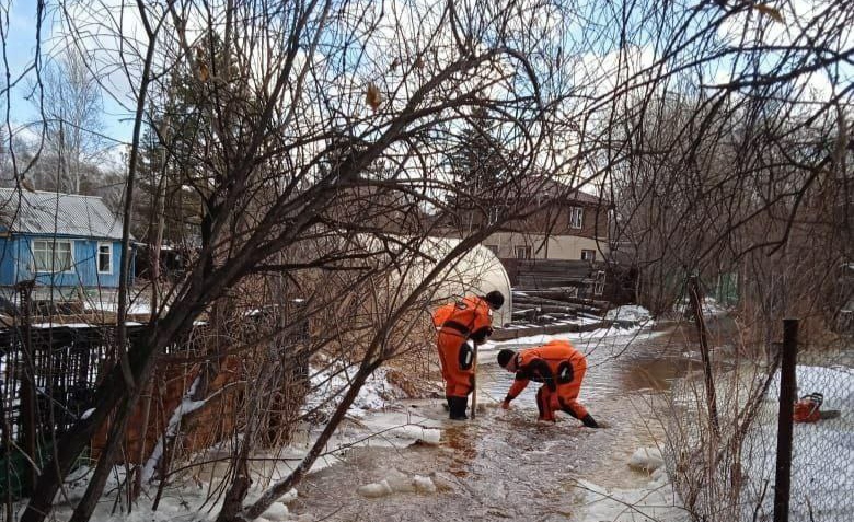 Противопаводковые работы ведут на водотоке падь Плишкино в Иркутске из-за подъема уровня воды