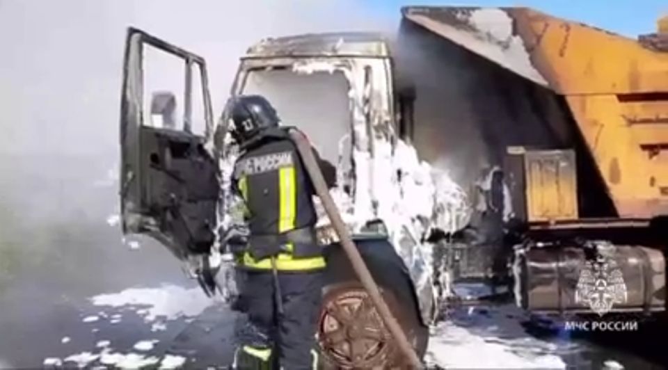 В Братске в Энергетике пожарные потушили грузовик за пять минут
