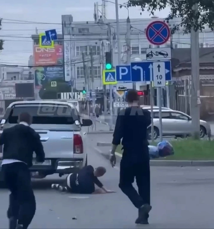 В центре Иркутска произошёл конфликт с наездом на человека. Полиция ищет свидетелей