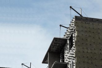 Рабочий упал с высоты пятого этажа на одной из строек в Иркутске