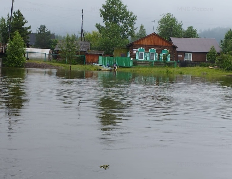 Река Киренга выходит из берегов у поселка Улькан в Иркутской области