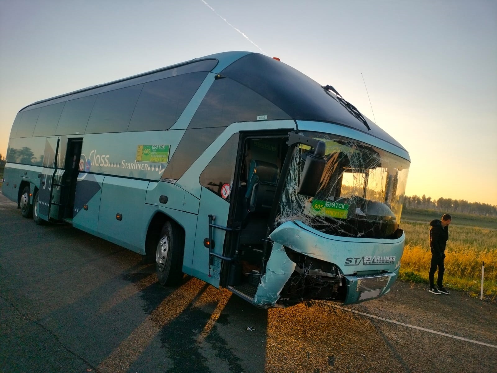 Рейсовый автобус столкнулся с иномаркой на трассе в Куйтунском районе