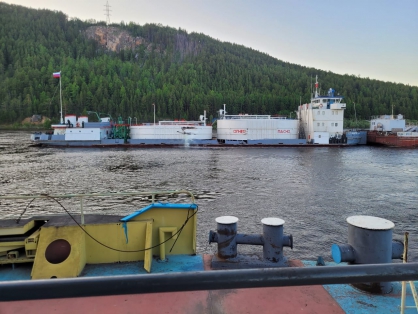 Режим ЧС ввели в Киренском районе из-за столкновения двух танкеров на реке Лена