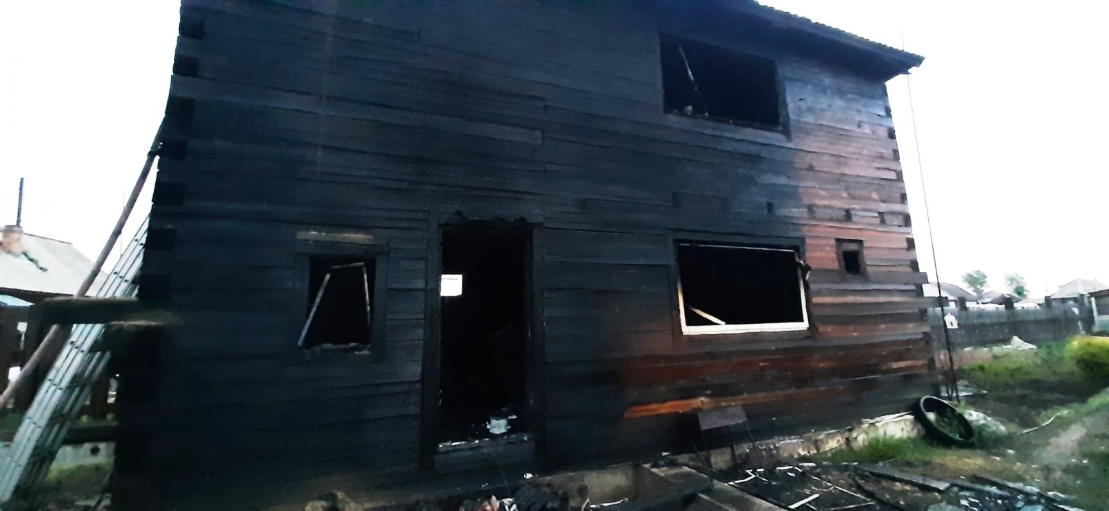 Родители 8-летней девочки погибли на пожаре в Иркутском районе