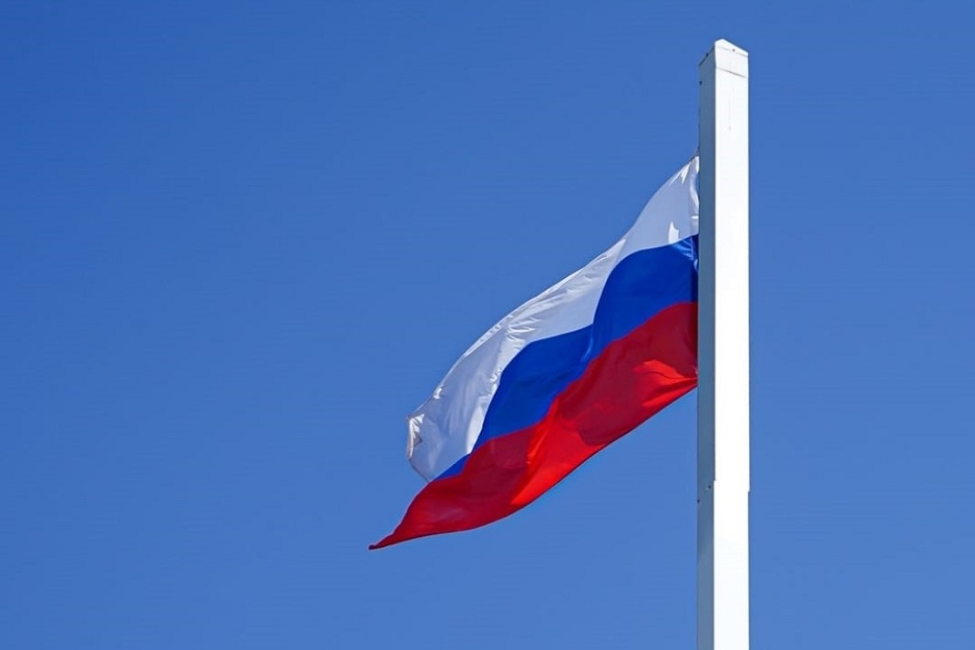 С нового учебного года в школах каждую неделю будут поднимать флаг России