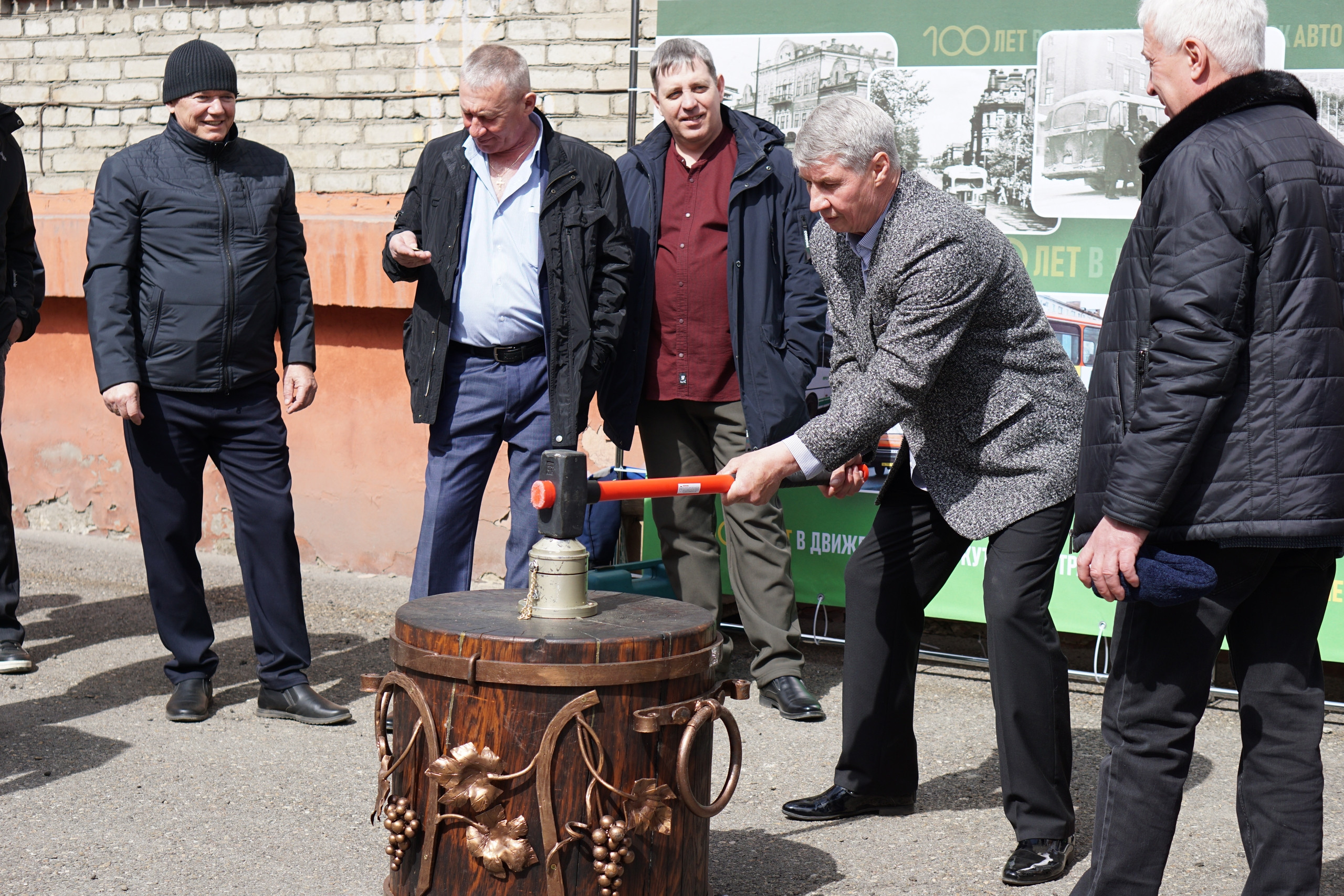 Иркутскавтотранс заложил «капсулу времени» с посланием будущим поколениям. Фото