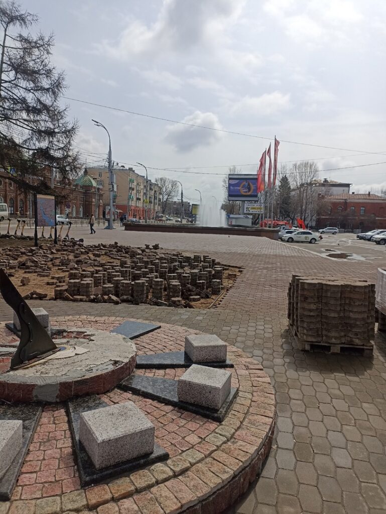 В Иркутске меняют плитку у Дворца спорта "Труд"