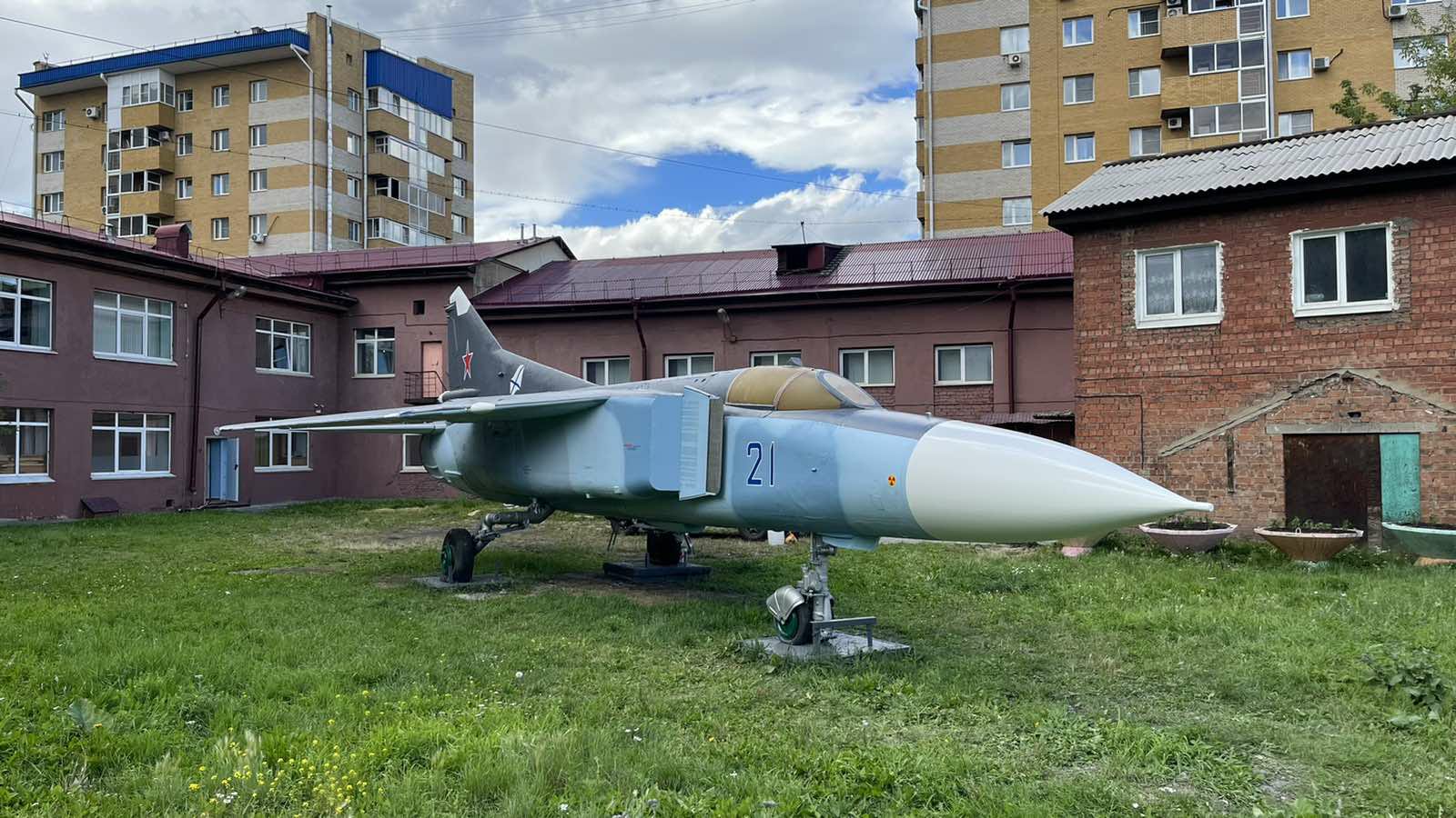 Самолет-памятник "МиГ-23" отреставрировали у школы №21 в Иркутске