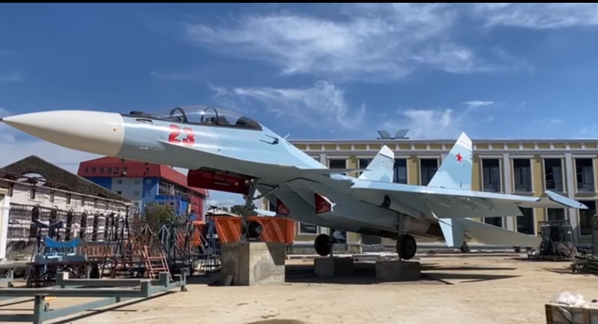 Самолет СУ-30 установили во дворе суворовского училища в Иркутске