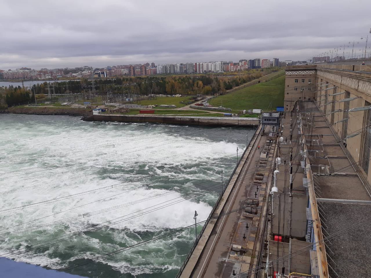 Сброс воды снизили на Иркутской ГЭС