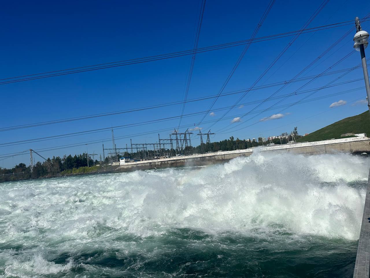 Сбросы воды на Иркутской ГЭС снизят 21 сентября