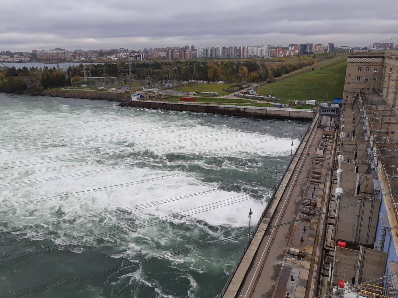 Сбросы воды на Иркутской ГЭС снизят 27 сентября