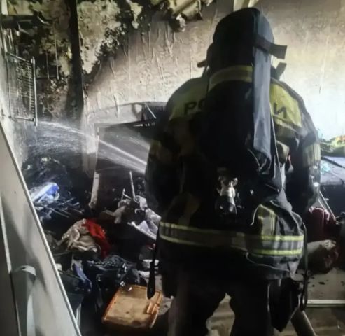 В Усть-Илимске пожарные спасли двух человек на пожаре в многоэтажке из-за аварийной электропроводки