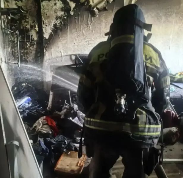 В Усть-Илимске пожарные спасли двух человек на пожаре в многоэтажке из-за аварийной электропроводки