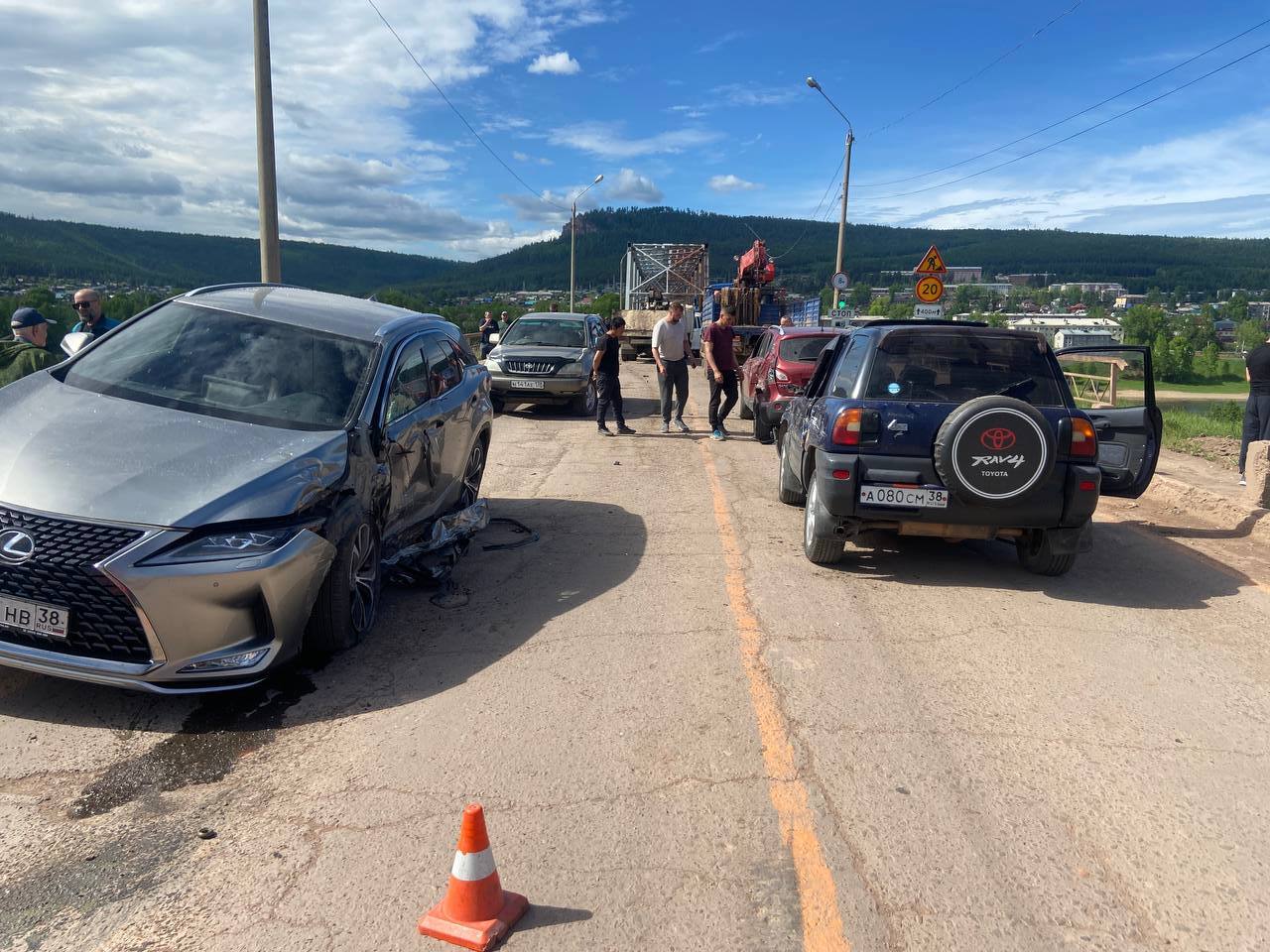 Автомобильная авария на сельской дороге.