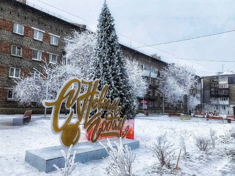 Семь площадок Ленинского округа оформили к Новому году