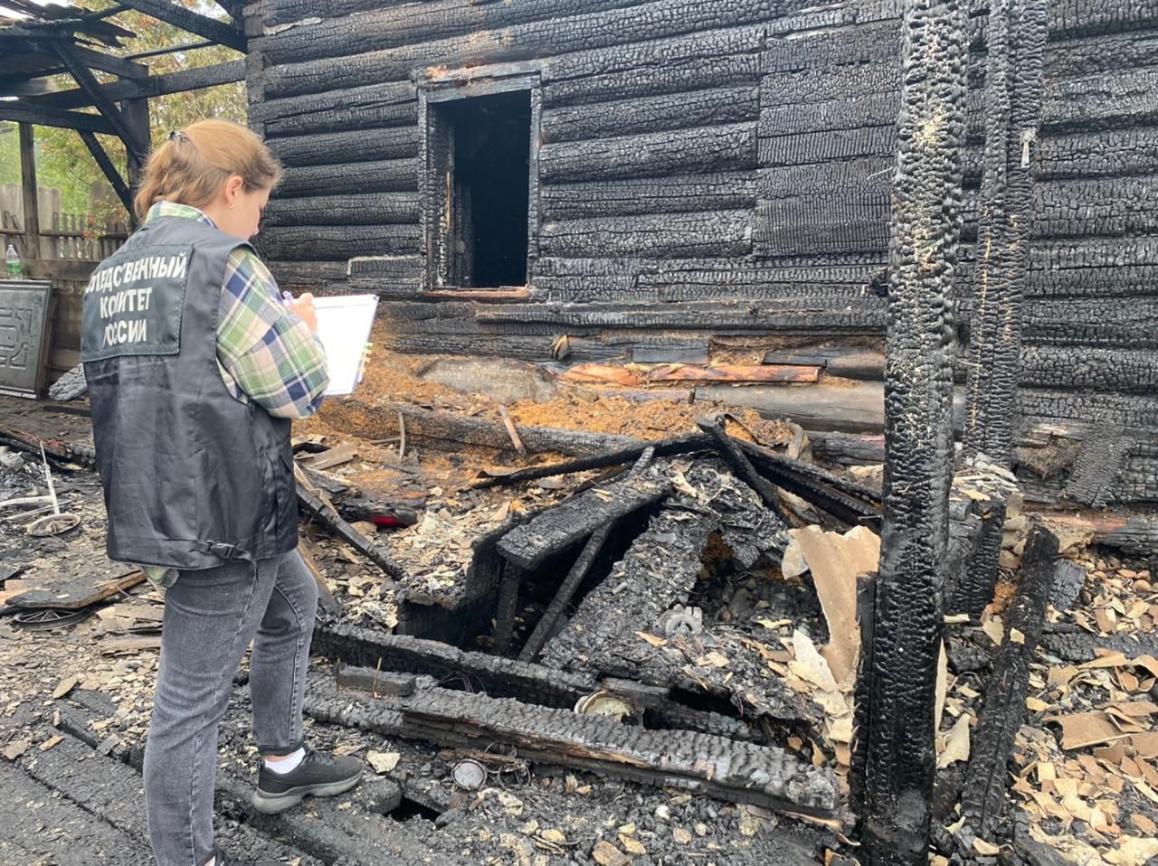 Семейная пара погибла на пожаре в Усть-Куте. Детей успели спасти