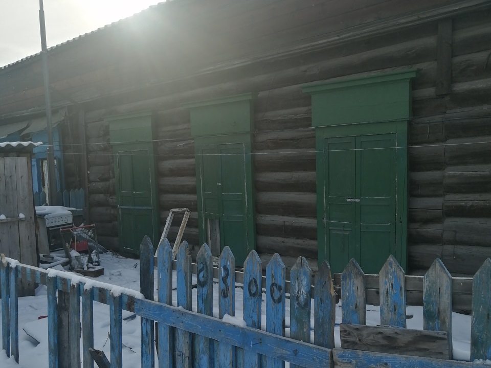 Семья из семи человек незаконно вселилась в заброшенный дом в центре Иркутска