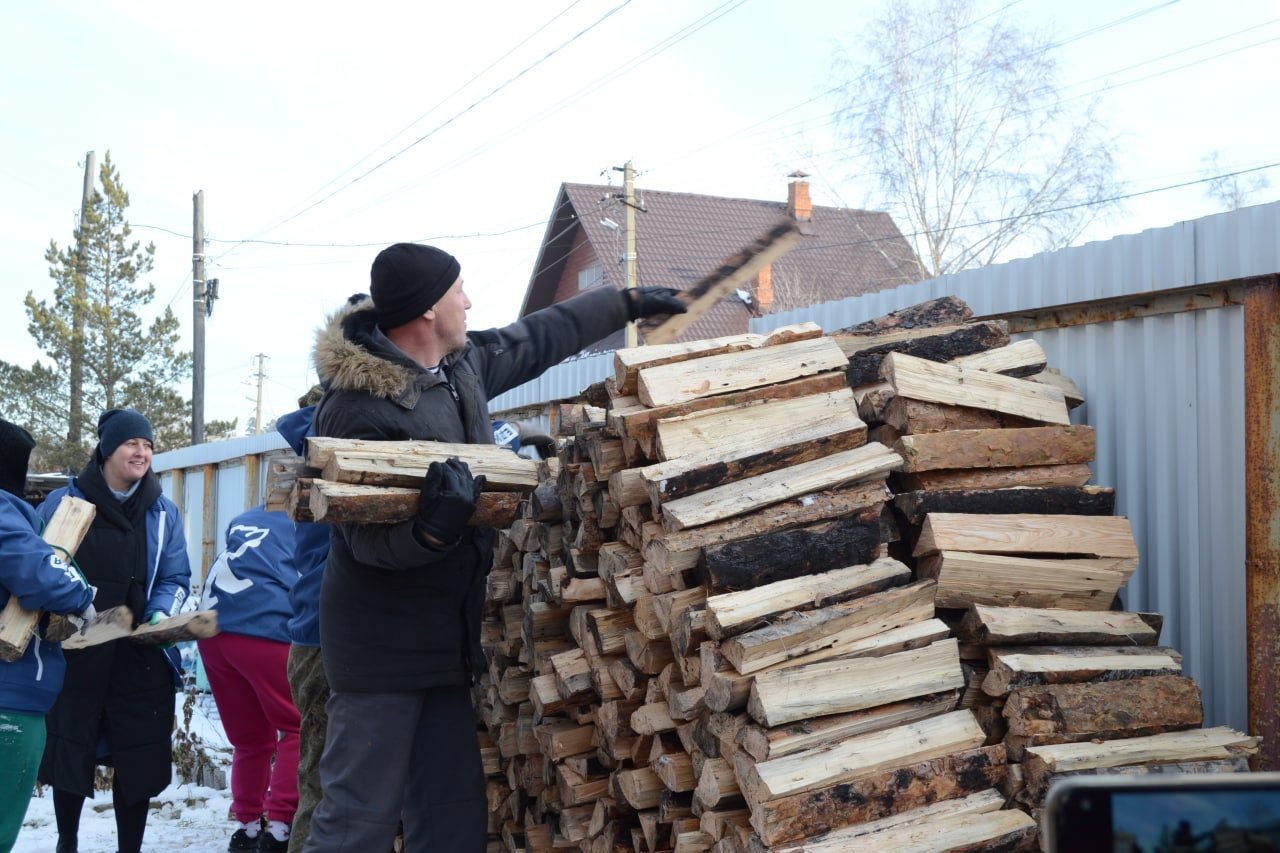 Семьям мобилизованных из Иркутска помогают в приобретении дров