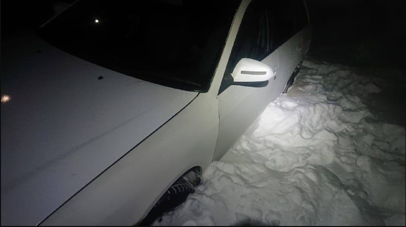 Семью эвакуировали из застрявшего в снегу автомобиля в канун Нового года