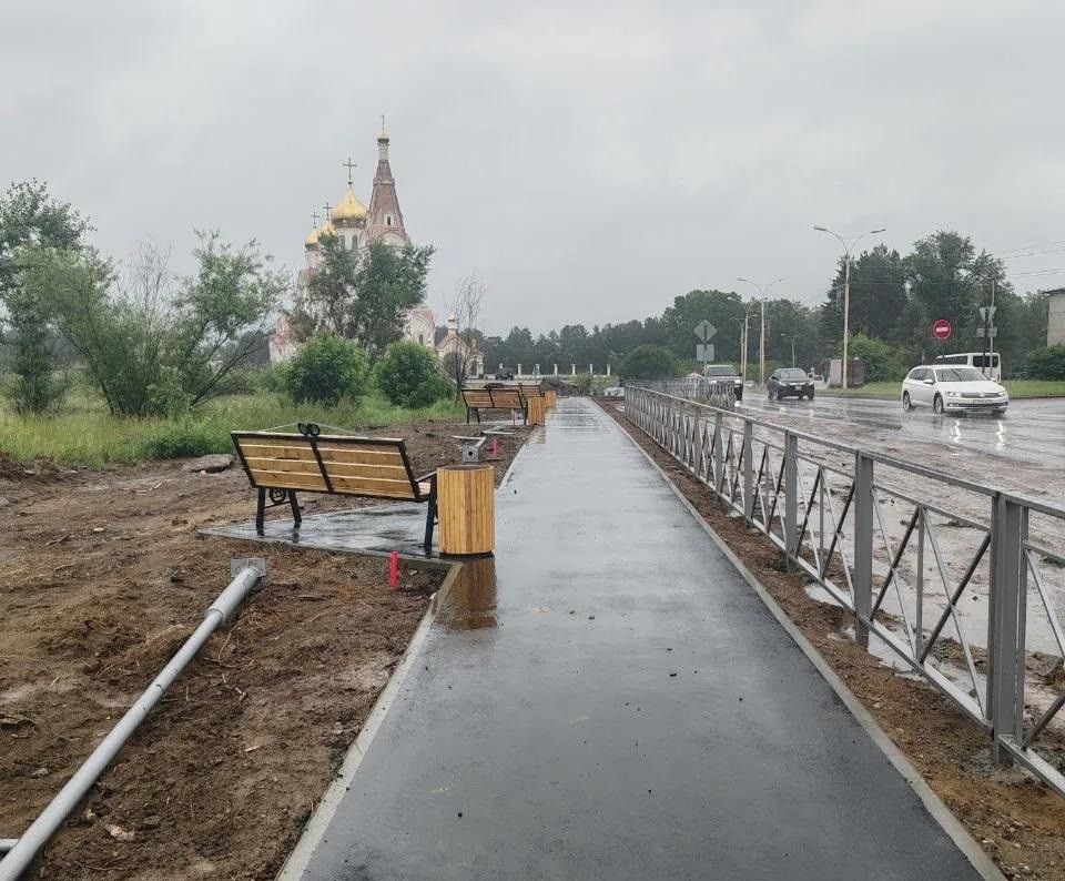 В Шелехове благоустраивают аллею к храму св. апостолов Петра и Павла