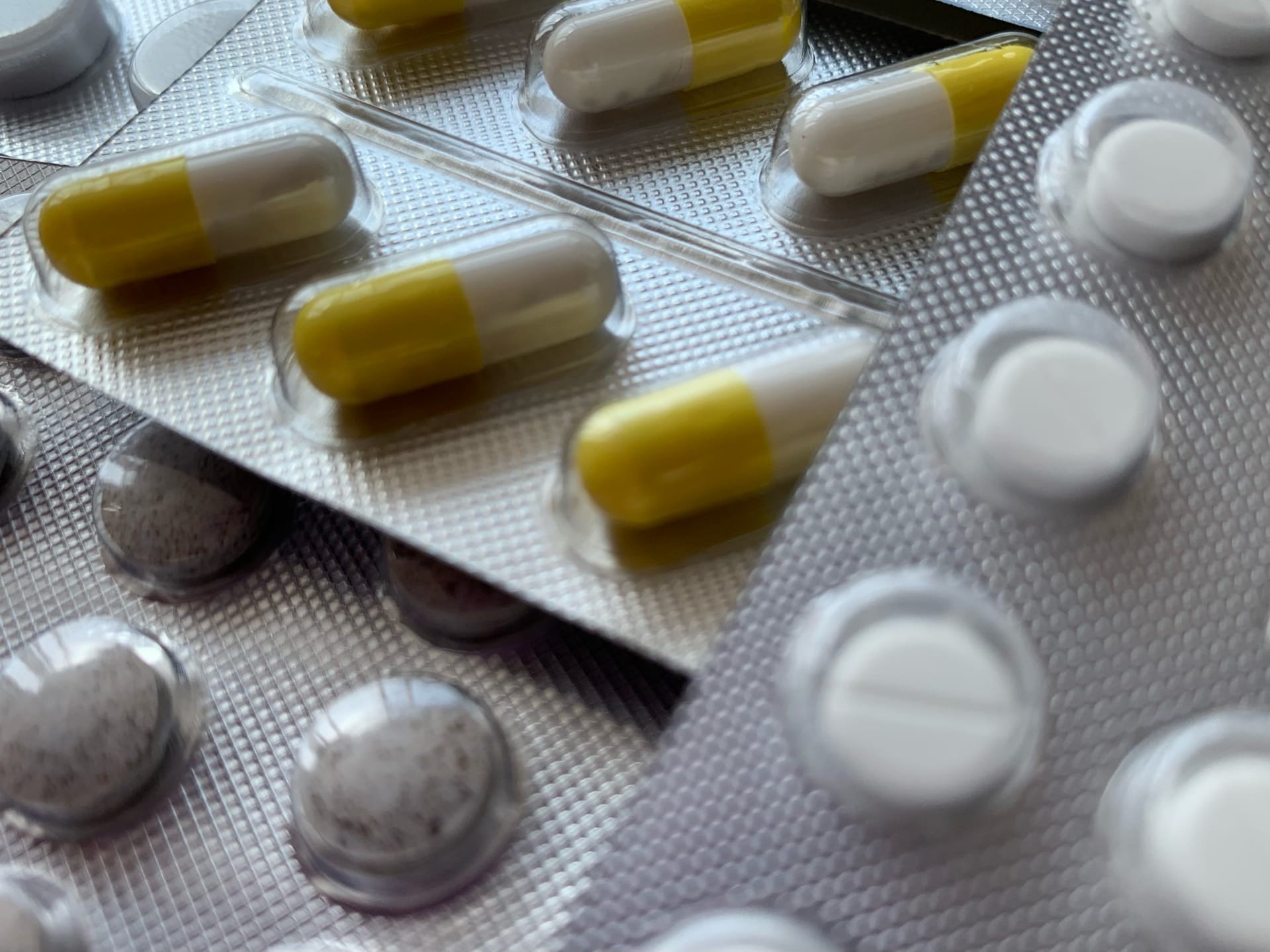 В четырех ангарских аптеках выявили отсутствие числившихся в наличии лекарств