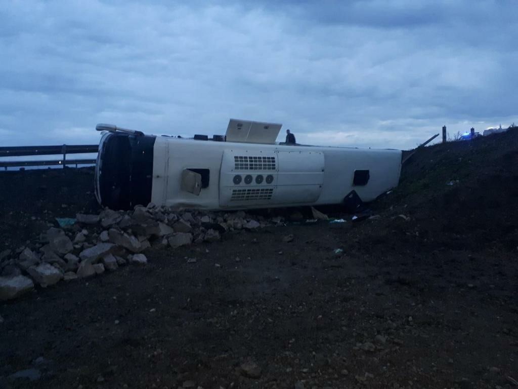 Шесть человек пострадали и один госпитализирован при падении в кювет рейсового автобуса в Иркутской области