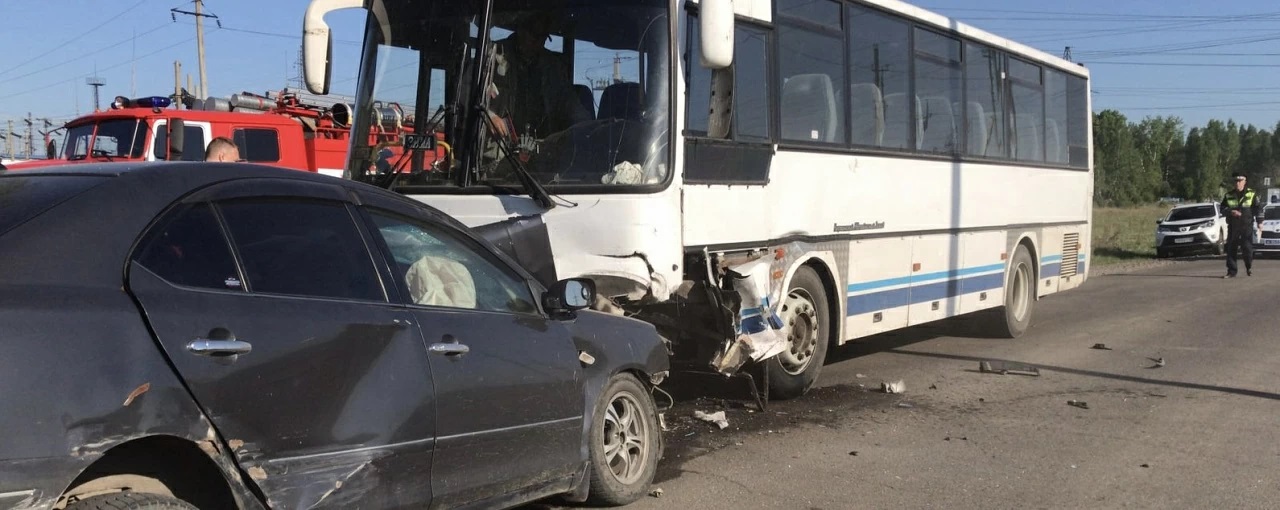 Шесть человек пострадали при столкновении автобуса с иномаркой в Зиме
