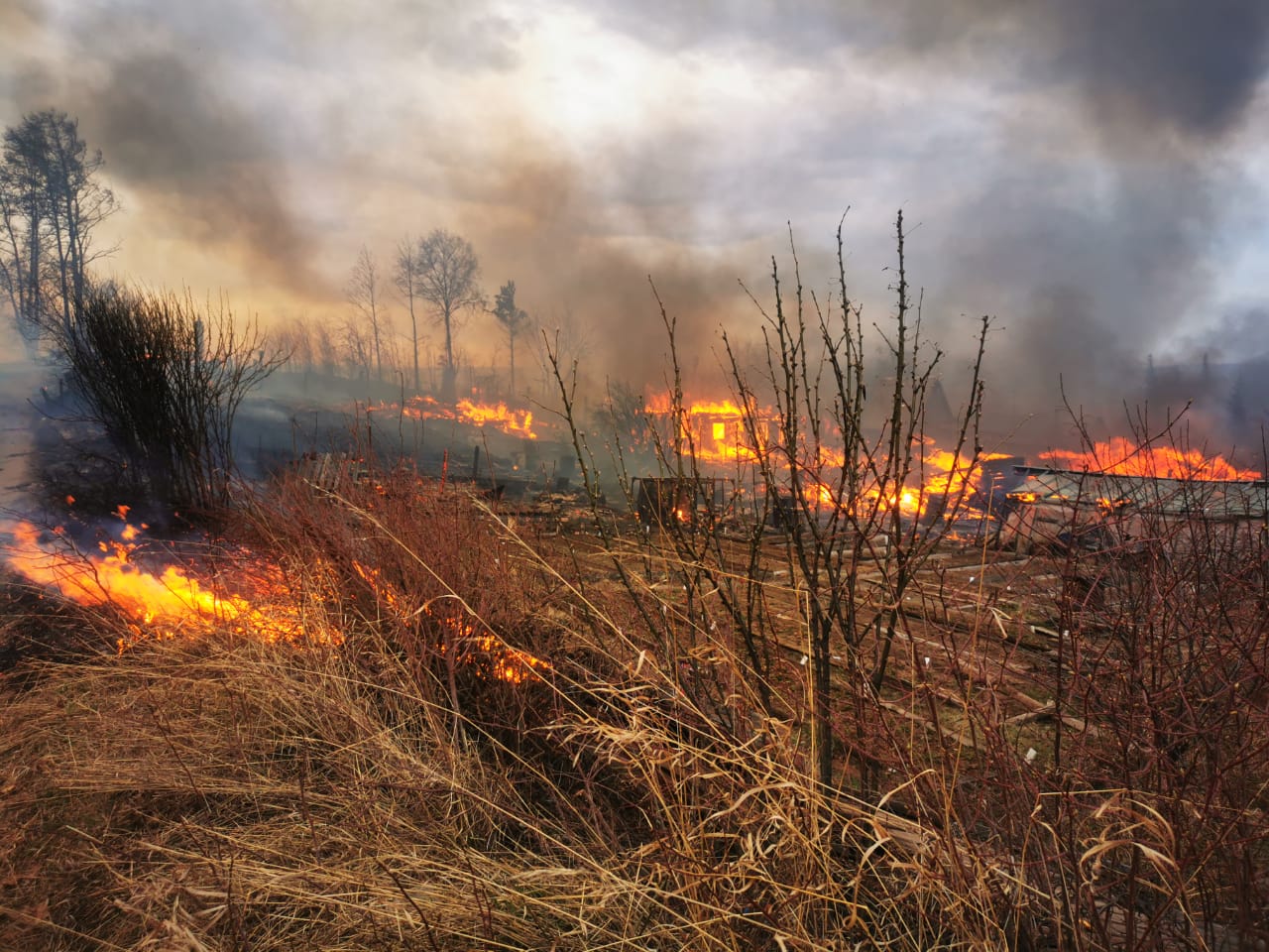 Дачный поселок горит в Братском районе Приангарья