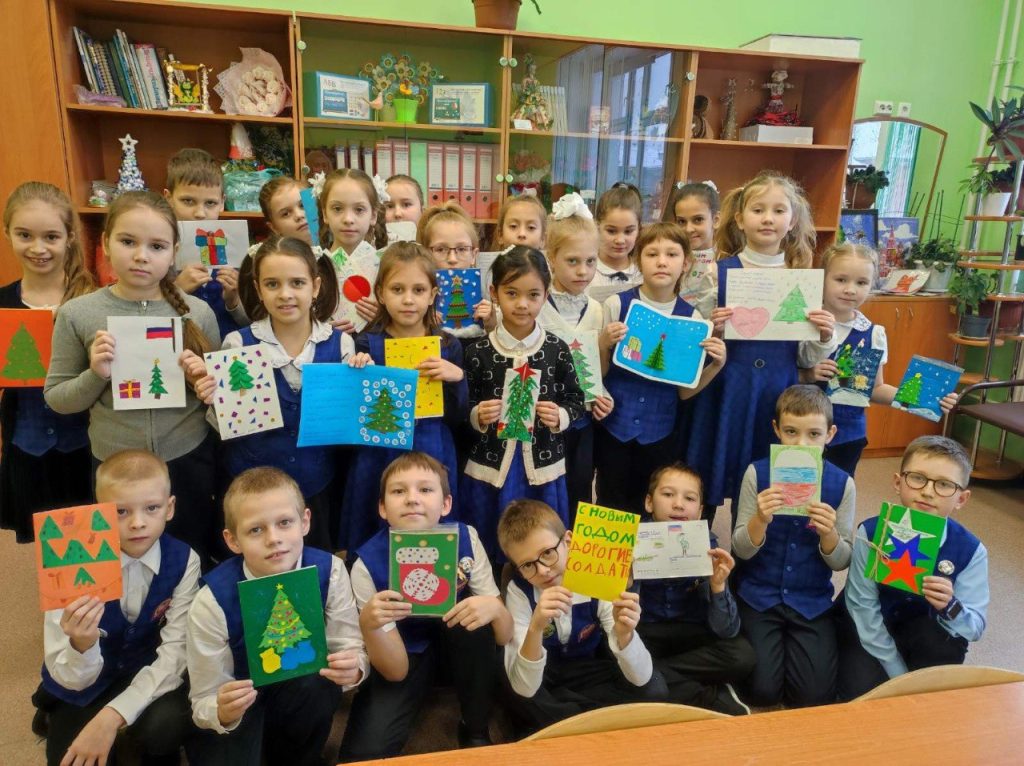Школьники Иркутска сделали новогодние открытки и подарки для бойцов СВО