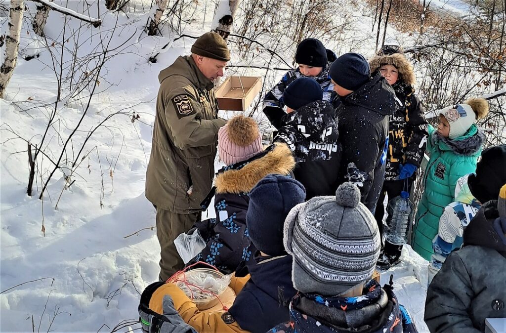 Школьники из поселка Байкал позаботились о зимующих птицах в Прибайкальском нацпарке