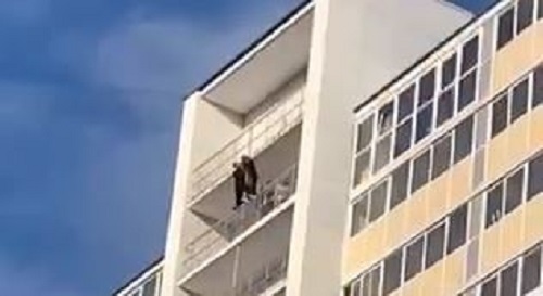 Школьницы устроили опасную фотосессию на балконе высотки в Иркутске