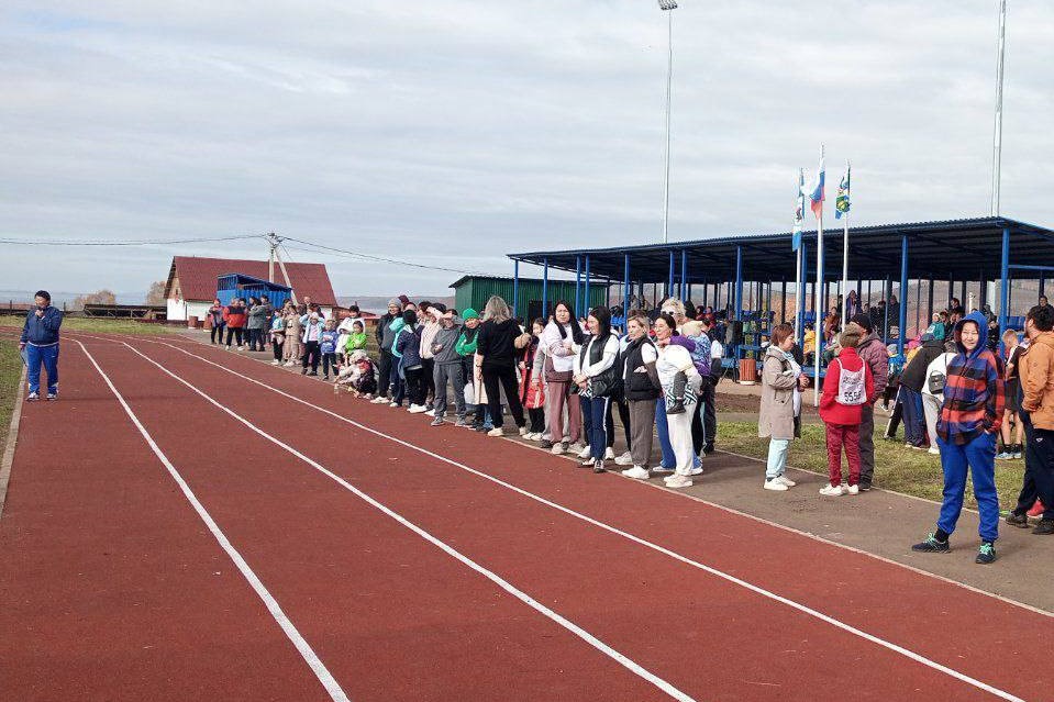Школьный стадион открыли в Осинском районе после капремонта