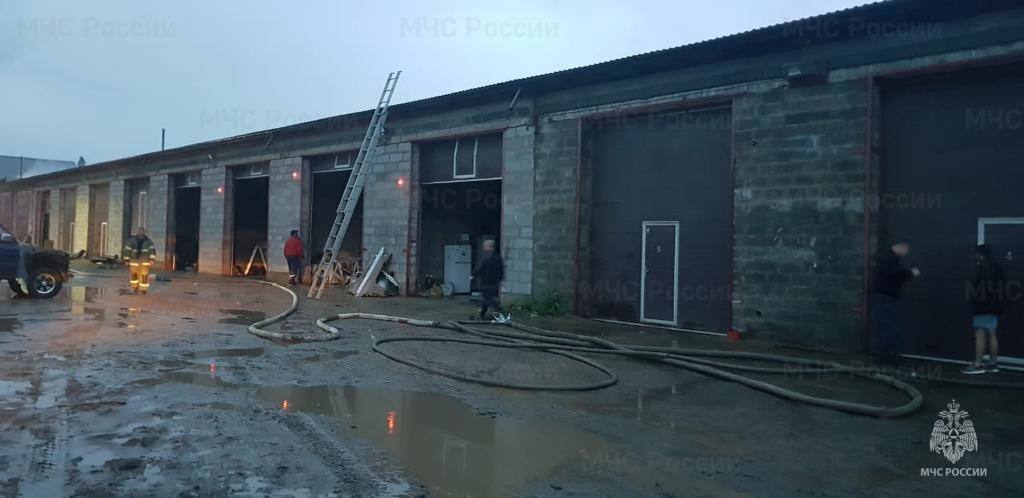 Сильный пожар произошел в гаражном кооперативе в Ангарске из-за грозы