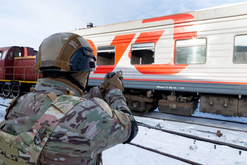 Силовики потренировались пресекать теракты на железной дороге в Тайшете