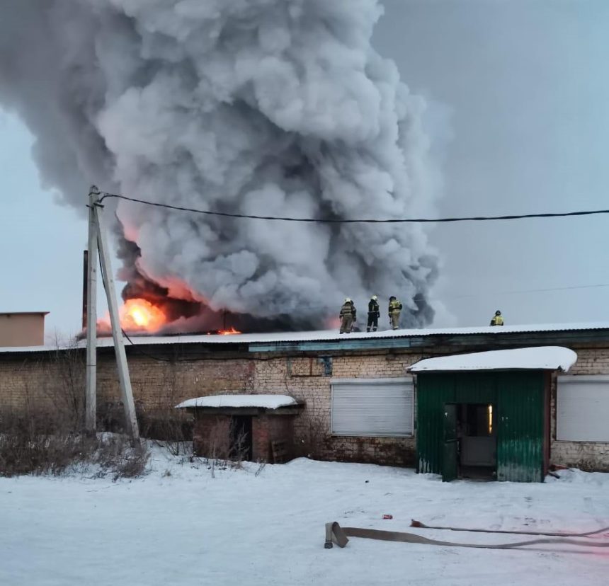 Складские помещения горят на улице Воровского в Иркутске