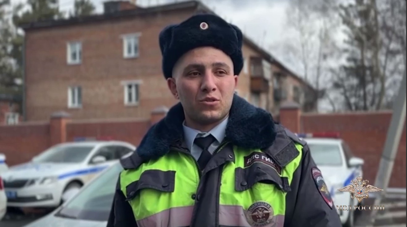 Инспекторы ДПС помогли спасти младенца в Иркутске