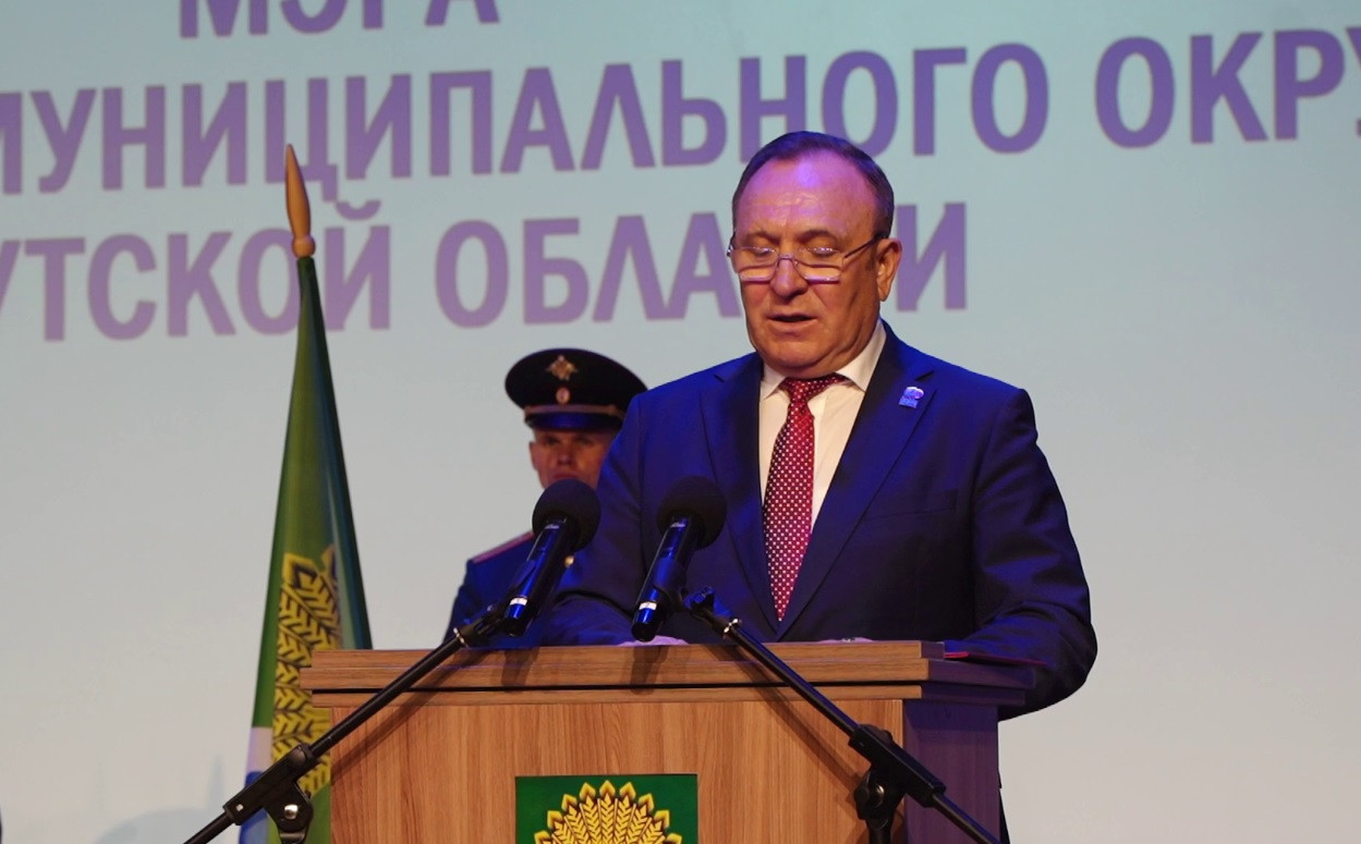 Человек выступает на мероприятии в Иркутской области.