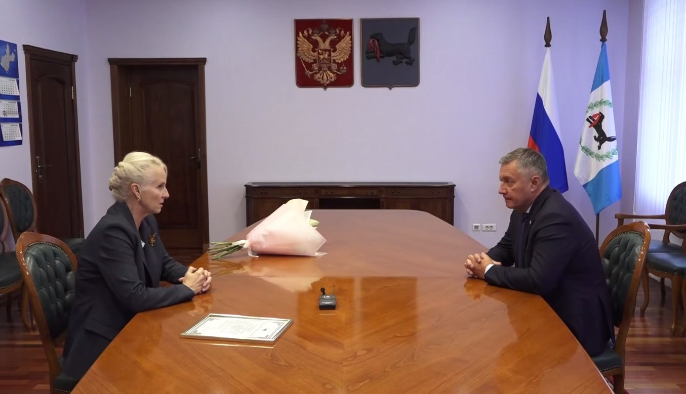 Официальная встреча женщины и мужчины за столом