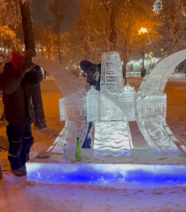 Скульпторы восстановили разрушенную ледяную букву Ж в сквере Кирова
