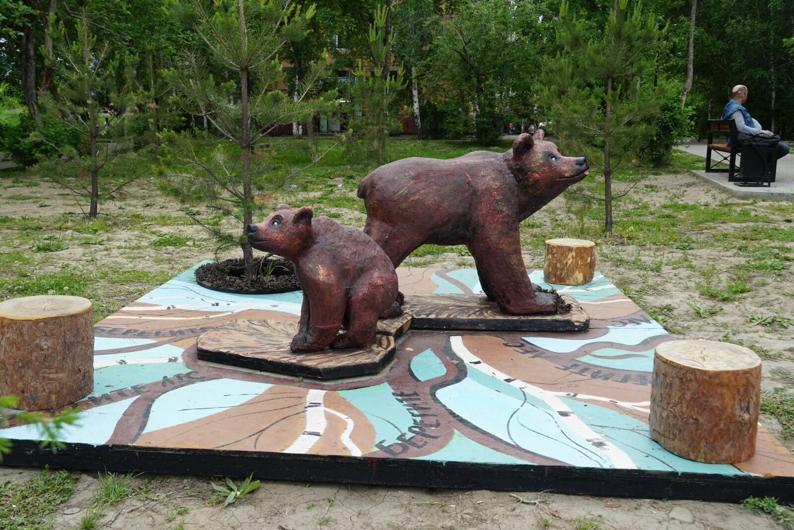 Скульптура из двух медведей украсила сквер в Иркутске