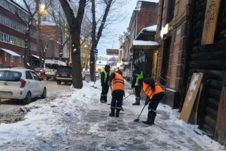 Snezhnyy Nakat I Naled Ustranyayut Na Dorogah Irkutska